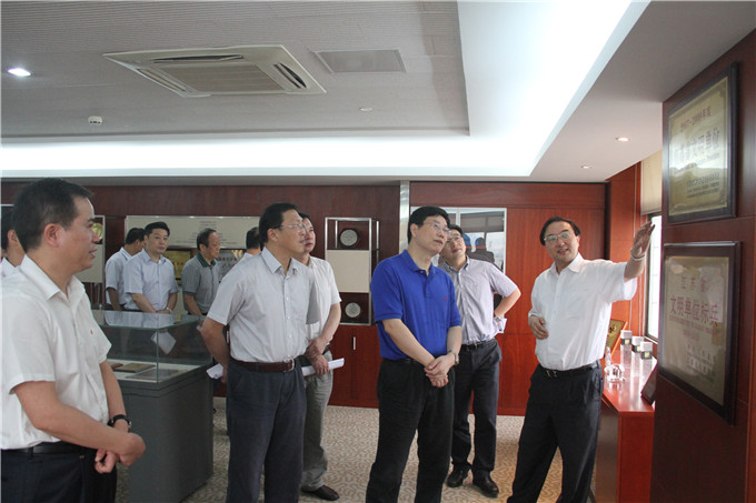 秦淮區(qū)人大常委會主任王付榮一行視察弘業(yè)期貨