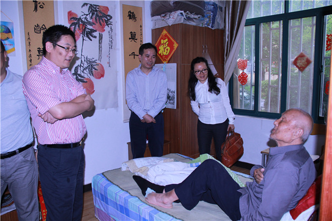 蘇豪投資集團組織看望抗戰老兵