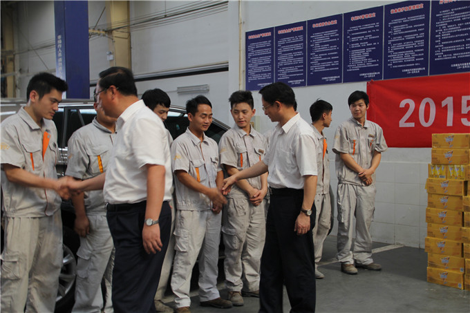 集團(tuán)領(lǐng)導(dǎo)王正喜、李結(jié)祥赴天泓集團(tuán)康泓店“送清涼”