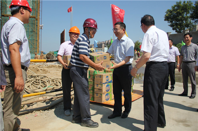 周謙、余亦民赴建設集團溧水項目送清涼開展“三嚴三實”專題調研