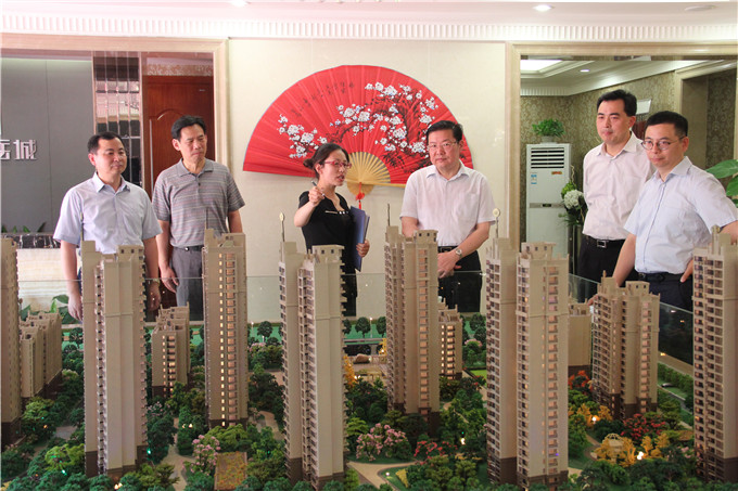 周謙、余亦民赴建設集團溧水項目送清涼開展“三嚴三實”專題調研