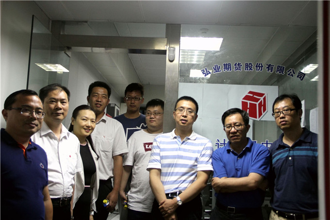 弘業(yè)期貨領(lǐng)導班子“夏送清涼”慰問值夜班員工