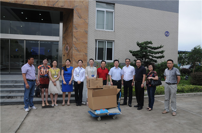 弘業(yè)股份領(lǐng)導(dǎo)班子分赴下屬企業(yè)開(kāi)展“三嚴(yán)三實(shí)”調(diào)研和夏季“三送”活動(dòng)