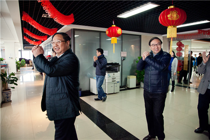 集團領導給干部職工拜年