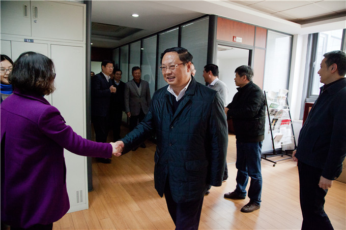 集團領導給干部職工拜年