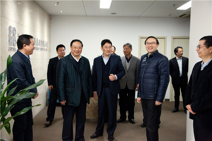 集團領導給干部職工拜年