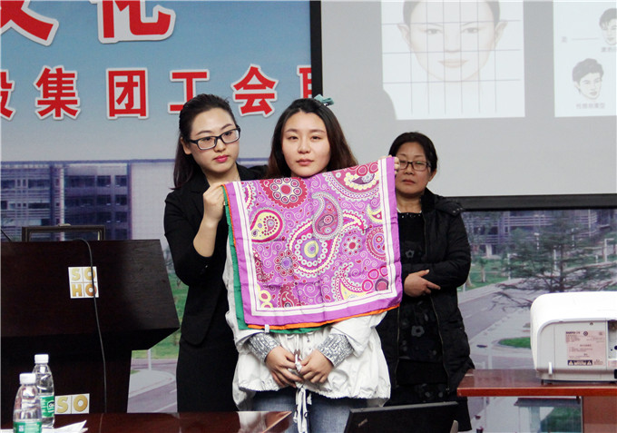 控股集團(tuán)工會(huì)、蘇豪傳媒聯(lián)合舉辦“衣品文化——個(gè)人形象管理講座”