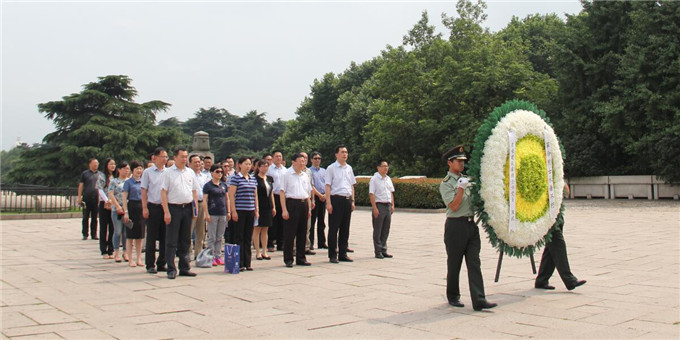 建設集團開展“七一”憑吊先烈活動