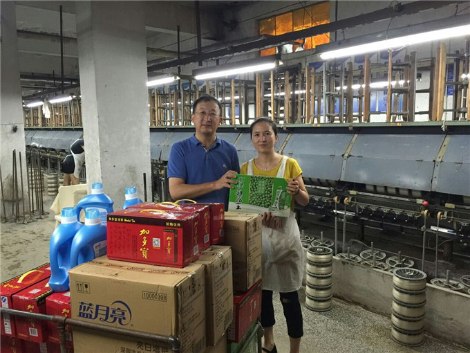 蘇豪股份領導赴海安蘇豪給一線工人送清涼