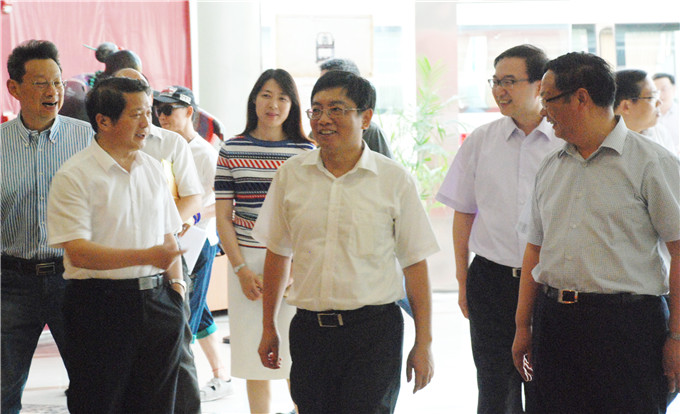 張敬華副省長調研集團文化產業