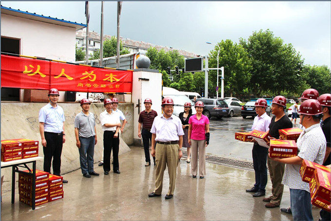 控股集團領導到一線為員工“送清涼”