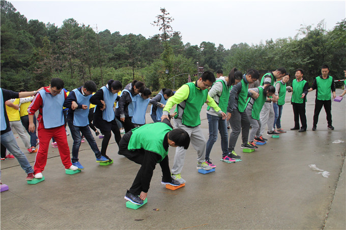 天泓集團(tuán)開展“引領(lǐng)未來”拓展培訓(xùn)活動