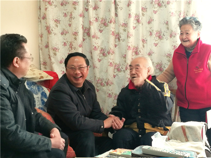 控股集團領導看望離退休老同志及困難職工