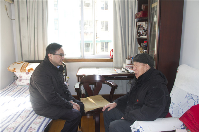 控股集團領導看望離退休老同志及困難職工