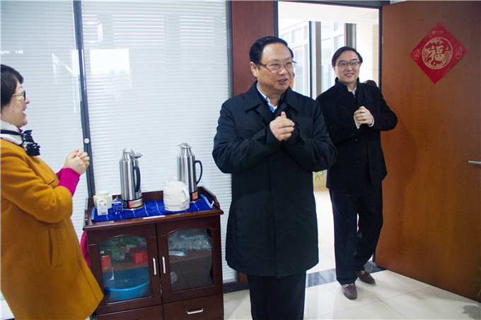 控股集團(tuán)領(lǐng)導(dǎo)給干部職工拜年