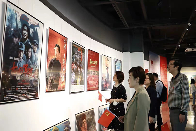 看海報、學黨史，健康產業公司黨總支組織參觀“紅色電影海報展”1_副本.jpg