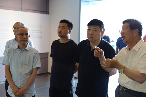 1686556380965721.jpg 與全國勞模盧克松親切交談_副本.jpg