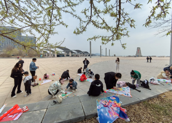 5遼寧麗天職工家屬帶著小朋友繪制風(fēng)箏_副本.png